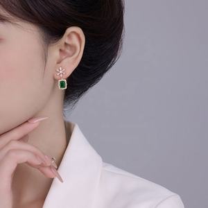 Boucles d'oreilles tendance pour femmes en argent 925 avec fleur émeraude, zircon, imitation perle, géométriques, plaquées or, bijoux en cuivre, cadeau - Product Image 4