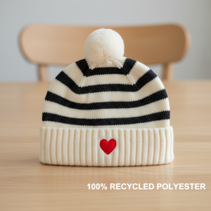 หมวกบีนนี่ลายทางสำหรับเด็ก ปักลายหัวใจแบบมินิมอล สีดำขาว ประดับพู่ ทำจากโพลีเอสเตอร์รีไซเคิล 100% หมวกเด็กทันสมัย - Product Image 4