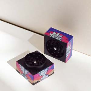 Molino de Hierbas de Plástico de 4 Capas, Molinillo de Tabaco Cúbico Giratorio Pequeño y Creativo, Personalizado al por Mayor - Product Image 3