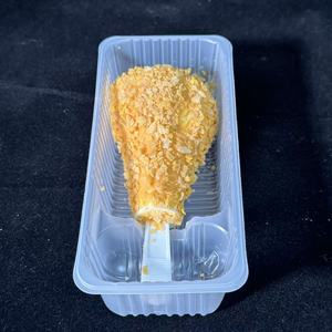 Crème glacée premium en forme de cuisse de poulet avec enrobage croustillant aux céréales, saveur lait - Product Image 3