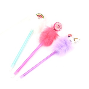 <span class=keywords><strong>Penna</strong></span> a sfera variopinta del pompon <span class=keywords><strong>con</strong></span> progettazione della <span class=keywords><strong>penna</strong></span> della piuma della ricarica della ciambella 0.7mm dell'<span class=keywords><strong>unicorno</strong></span> dell'arcobaleno per promozionale o il regalo - Product Image 1
