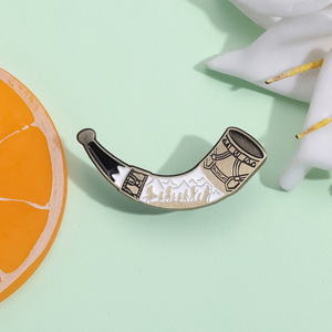 Broches <span class=keywords><strong>de</strong></span> solapa <span class=keywords><strong>de</strong></span> metal esmaltados personalizados <span class=keywords><strong>de</strong></span> <span class=keywords><strong>El</strong></span> <span class=keywords><strong>Señor</strong></span> <span class=keywords><strong>de</strong></span> <span class=keywords><strong>los</strong></span> <span class=keywords><strong>Anillos</strong></span>, estilo cuerno <span class=keywords><strong>de</strong></span> la película, para venta al por mayor, para ropa y bolsos, tendencia para fans - Product Image 1