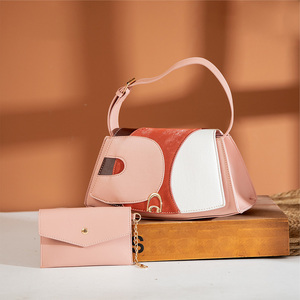 Sacs à main de luxe pour femmes avec logo personnalisé, décoration avec chaînes, sac à main pour femmes à la mode - Product Image 1