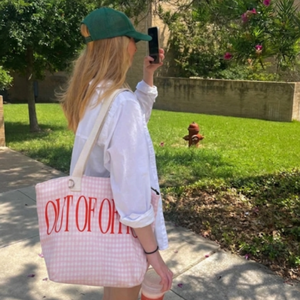 Sac fourre-tout en toile à carreaux roses imprimé Sweetie Out Of Office, grand sac de voyage, sac de plage, sac à bandoulière, sac de shopping - Product Image 1