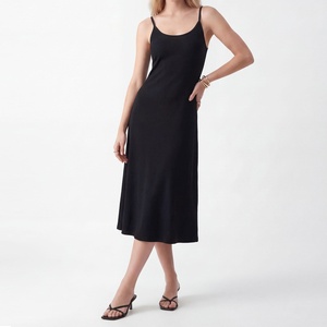 <span class=keywords><strong>Robe</strong></span> <span class=keywords><strong>noire</strong></span> chic sans manches taille haute coupe ajustée en maille côtelée style vintage pour <span class=keywords><strong>femme</strong></span>, collection Printemps/Été 2026, idéale pour le bureau - Product Image 5