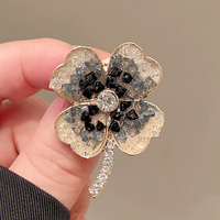 WEGOODZF Broche de luxe pour femme, fleur de poitrine élégante, accessoires de costume, broche en alliage ornée de strass et de perles, broche personnalisée, accessoires pour chaussures