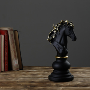 Adorno de Ajedrez Creativo Qi Hang, Rey Negro con Corona de 40.5 cm, Decoración para Hogar y Oficina - Product Image 4