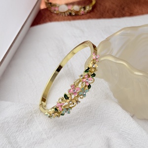 กำไลข้อมือเคลือบทองลายดอกไม้ ซีรีส์สวนโมเนต์ ดีไซน์ใหม่ ขายดี ประดับดอกไม้สี่ดอก สไตล์ฝรั่งเศส สำหรับผู้หญิง คริสเตียน - Product Image 6