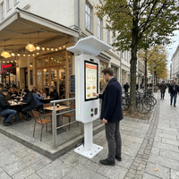 Kiosque de commande extérieur personnalisé avec écran tactile 32 pouces, luminosité 2500 cd, affichage LCD étanche, solution de commande numérique pour ascenseur