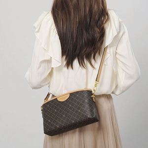 Sac fourre-tout en cuir vintage à bandoulière pour femme, nouveau design haut de gamme, imprimé, avec broderie décorative et doubles poignées, vente en gros - Product Image 4