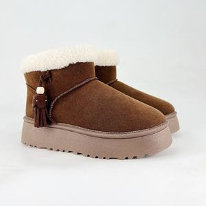 Botas de nieve de piel de oveja auténtica de alta gama con logotipo personalizado, zapatillas de marca famosa para mujer, botas de algodón para mantener el calor al aire libre, venta al por mayor. - Product Image 2