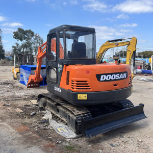 Excavatrice d'occasion Doosan DH55 à bon prix, 5,5 tonnes, petite pelle mécanique en vente, faible nombre d'heures de fonctionnement, homologuée EPA pour le creusement - Product Image 3