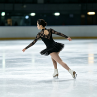 Robe de patinage artistique noire en dentelle à manches longues avec dos découpé pour filles et adultes, idéale pour les compétitions et spectacles sur glace