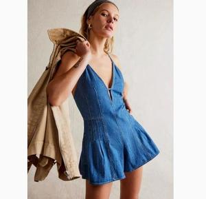 Combinaison en jean d'été pour femme, sans manches, col en V profond, bretelles fines, dos noué, avec volants, style salopette en jean - Product Image 2