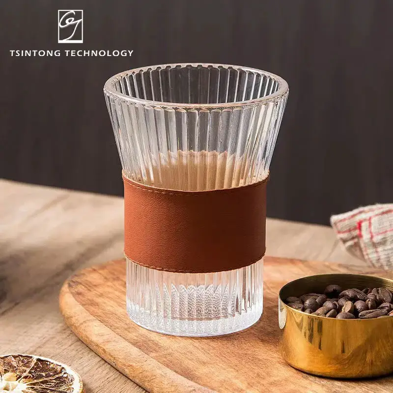 Fábrica 320ml 11oz Vertical Padrão Clear Glass Cup Whisky Café Água Copo Caneca com couro Cup Sleeve