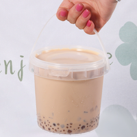 Vente à emporter personnalisée 1000ml 32oz Fruits Grandes Tasses Seau PP Gobelets en plastique 1000 Boba Lait Thé Bière Tasse avec couvercles et poignée