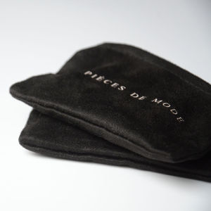 Pochette à bijoux en velours gaufré avec logo personnalisé, en faux daim noir doux, recyclable, avec cordon de serrage, petite taille, de luxe, fournie directement par l'usine - Product Image 3