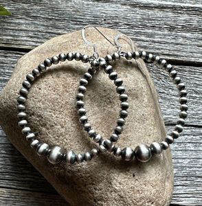 Boucles d'oreilles créoles élégantes en argent sterling oxydé avec perles, 2,6 pouces, courbes élégantes, estampées 925, pour les fêtes - Product Image 5