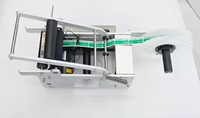 L'étiqueteuse de bouteille ronde de type semi-automatique de Yujun MT-50 collent aux bouteilles rondes pour la machine d'étiquettes de vin de bouteille en verre d'eau