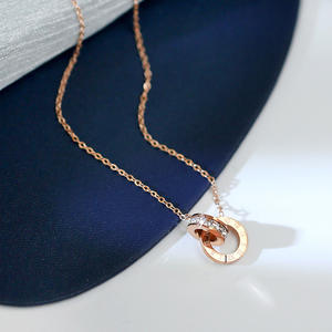 Collana Classica e Trendy con Doppio Cerchio Placcato Oro Vero e Diamanti, Pendente con Anelli Intrecciati in Acciaio al Titanio con Numeri Romani - Product Image 3