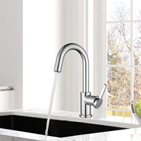 Robinet de cuisine moderne pivotant à poignée unique, eau chaude/froide, design contemporain élégant, montage sur plan pour éviers de cuisine à domicile/hôtel