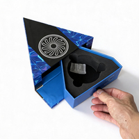 Boîte cadeau en carton rigide avec couvercle magnétique triangulaire personnalisé, insert en mousse et plateau coulissant