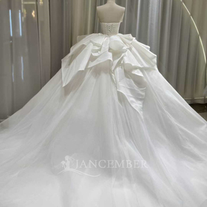 Lsoy026 Robe de bal en satin lourde sans bretelles, style tutu, avec traîne chapelle, longueur ras du sol, fleurs 3D romantiques, élégante, raffinée et haut de gamme - Product Image 3