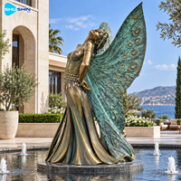 Sculpture élégante en bronze d'aile de paon, finition patinée, en laiton et cuivre, art personnalisé de figure féminine pour hôtel, jardin, cour, place publique