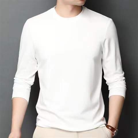 เสื้อสีขาวคอกลมแขนยาว