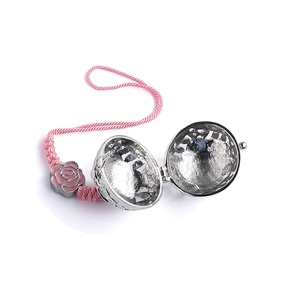 Diffuseur de parfum pour voiture personnalisé avec logo de marque, pendentif clochette rose circulaire 3D motif fleur - Product Image 5