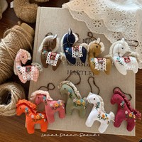 Porte-clés en tissu mignon style coréen, fait main, brodé floral, rembourré en coton, poney avec chaîne de perles, breloque de sac pour filles
