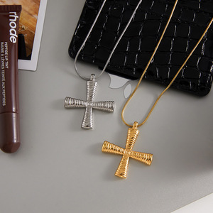 Collana di Design in Acciaio Inossidabile Placcato Oro 18K con Pendente a Croce Greca e Catena a Maglia - Product Image 3