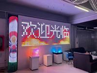 Écran LED en maille de verre ultra-lumineux pour affichage publicitaire extérieur, idéal pour les façades de bâtiments et les murs rideaux