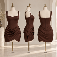 Mini-robe moulante personnalisée pour femme en satin, froncée et drapée, à col incurvé, bretelles larges, avec coutures style corset et jupe portefeuille