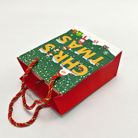 Sac en papier cartonné blanc imperméable avec logo imprimé personnalisé Père Noël, vente en gros d'usine, emballage de détail pour cadeaux de Noël en vrac pour supermarchés