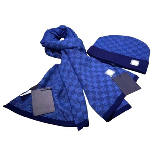 <span class=keywords><strong>Ensemble</strong></span> de luxe hiver : <span class=keywords><strong>Bonnet</strong></span> jacquard de créateur, écharpe longue noire en laine imprimée skateboard et gants pour hommes et femmes - Product Image 4