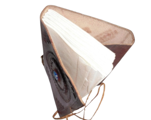 Diario encuadernado de piedra en relieve hecho a mano de estilo vintage de cuero genuino personalizado con papel blanco liso - Product Image 3