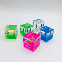 Cube décoratif en acrylique transparent brillant avec liquide coloré et figurine flottante à l'intérieur, idéal pour souvenir