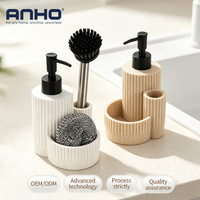 Distributeur de savon liquide en polyrésine écologique beige, design colonne romaine cannelée, avec bouteille rechargeable et support d'évier de cuisine