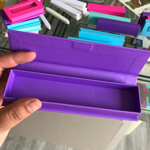 Boîte d'emballage de luxe pour faux cils en gros avec fermeture magnétique, impression en relief, design personnalisé et papier recyclable - Product Image 1