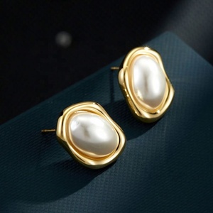 Boucles d'oreilles tendance en argent S925 haut de gamme, amincissantes, avec faux perles et placage or, accessoire polyvalent pour le quotidien - Product Image 4