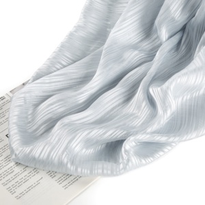 100% Polyester Silberfaden Jacquard Maßgeschneiderte Streifen Atmungsaktiver Antistatischer Satin-Stoff Schal OEM/Kundenspezifischer Service - Product Image 1