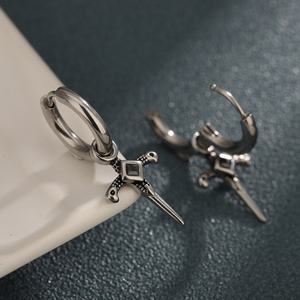 Pendientes de aro con diseño de espada y daga estilo gótico punk, joyería piercing para hombre, estilo rock vikingo, regalo llamativo - Product Image 1