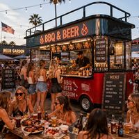 Food Truck avec pneus robustes et suspension pour terrains accidentés et événements en milieu rural