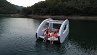 Nouveau style pour la nouvelle année. Profitez de la vie avec style! Yacht Catamaran avec moteur pour l'utilisation de l'eau Maison flottante gonflable électrique