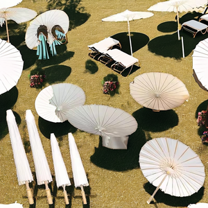 Parapluies en papier faits à la main en bambou naturel, avec manche en bois vietnamien, blancs, rustiques, accessoires de photographie, baby shower - Product Image 1