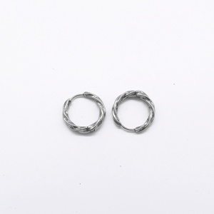 Boucles d'oreilles huggie pour hommes et femmes, en acier inoxydable, hypoallergéniques, torsadées, texturées, minimalistes, modernes, punk, gothiques - Product Image 2