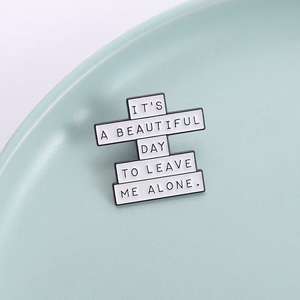 Bella giornata lasciami in pace spille smaltate divertenti citazioni sarcastiche regali a tema - Product Image 2