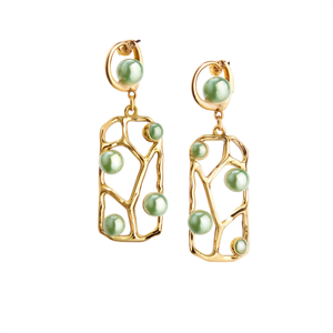 Boucles d'oreilles pendantes tendance plaquées or en acier inoxydable 316L avec perles vertes, design écoresponsable - Product Image 2