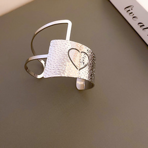 Ensemble de manchettes et bracelets pour le bras supérieur en métal argenté et bicolore, avec motif cœur géométrique abstrait en relief |   Élégant bracelet de bras en argent gaufré D - Product Image 6